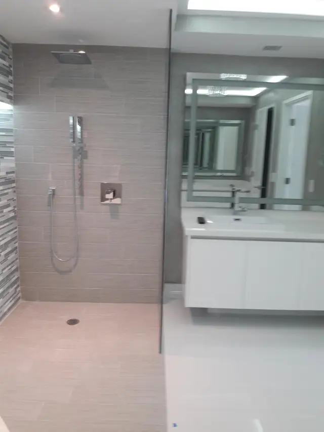 Marble-clad shower with waterfall-pattern walls